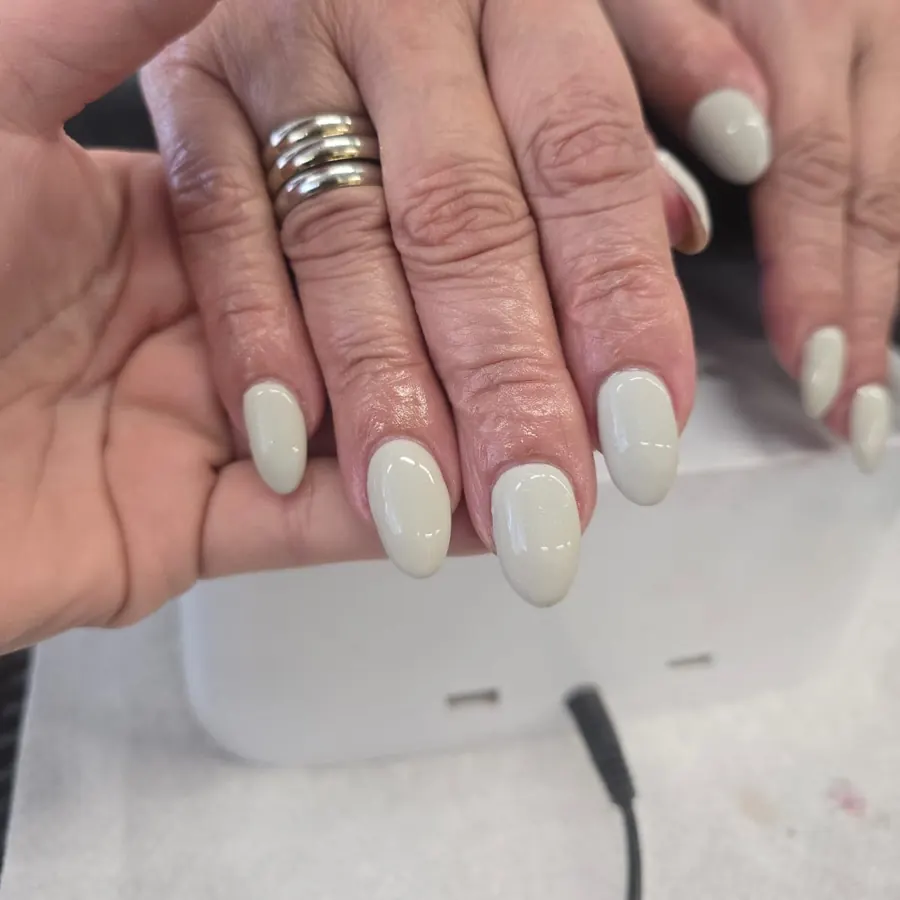 Uñas almendradas en blanco hueso cremoso con brillo, Trend Nails Caguas