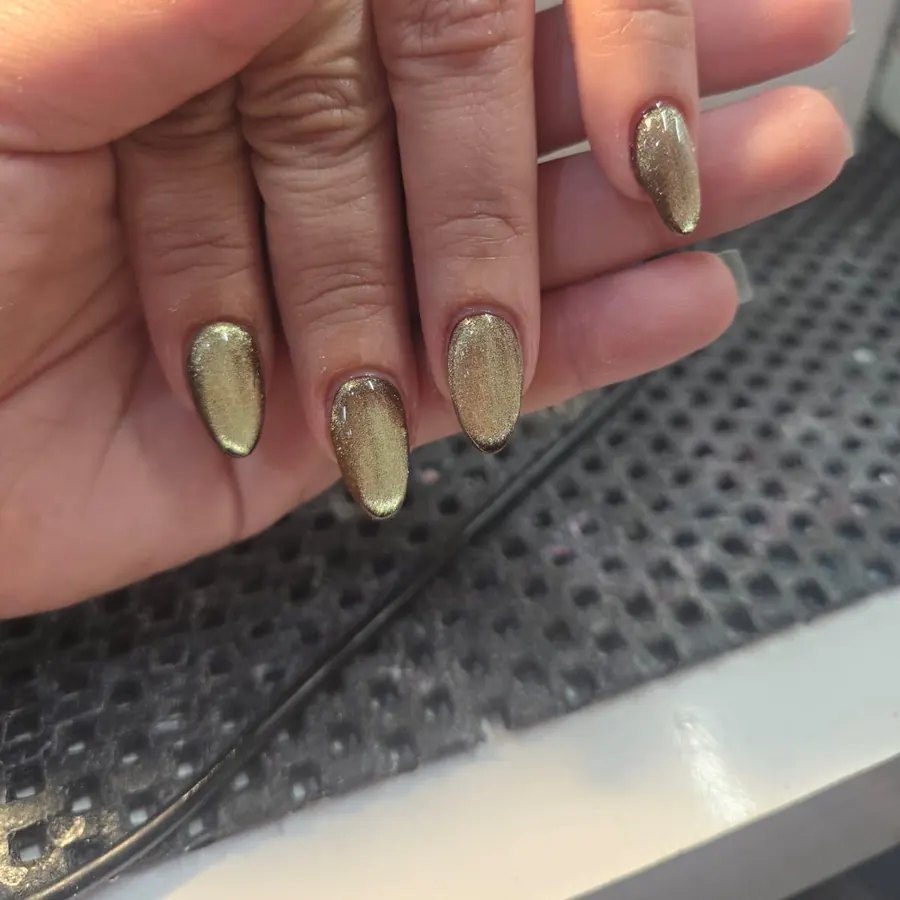 Uñas almendradas en dorado espejo hechas por Brenda en Trend Nails Salon, Caguas