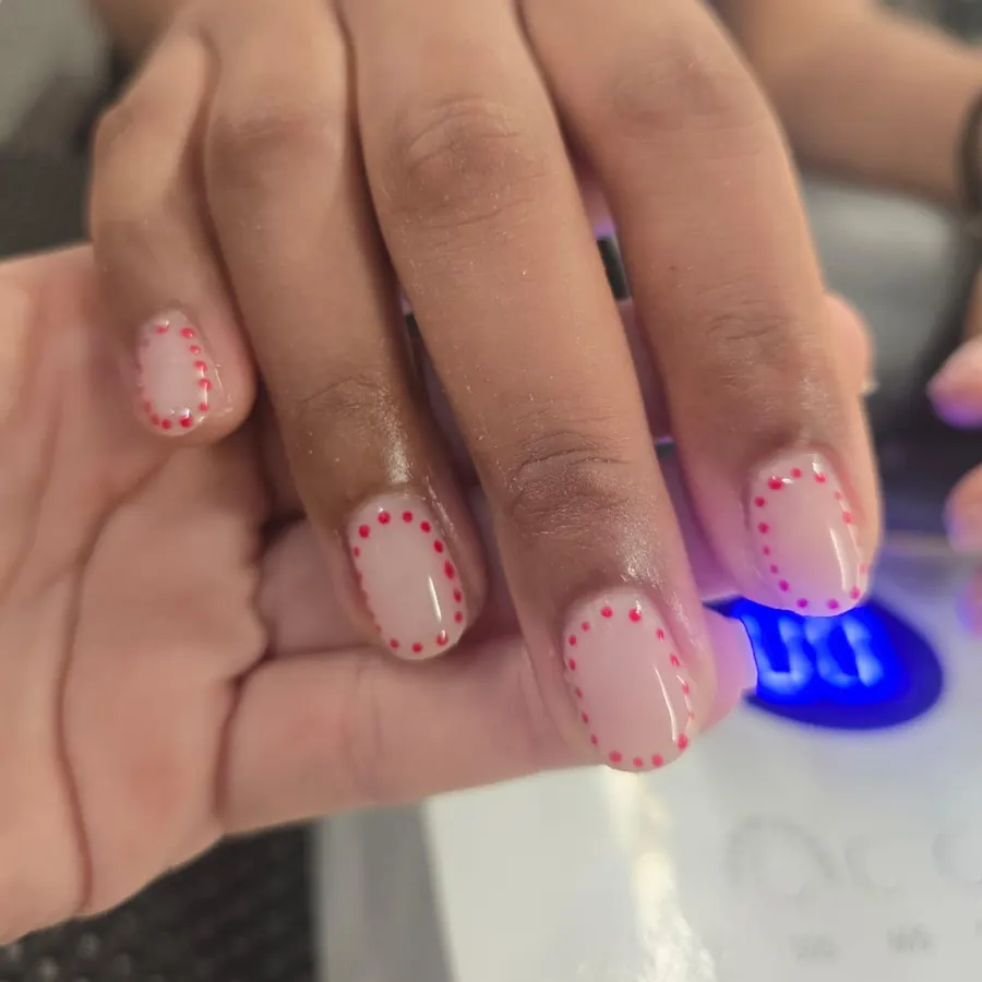 Uñas nude rosado con contorno de puntitos rojos, Trend Nails Caguas
